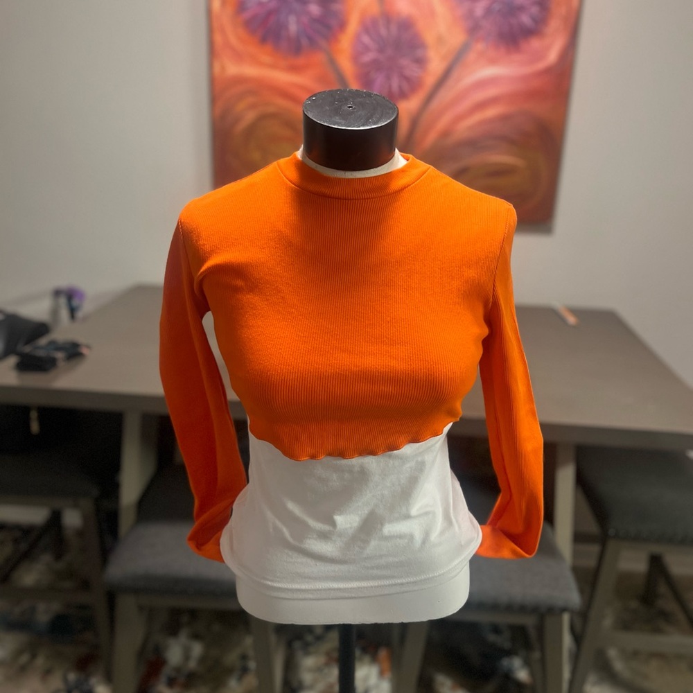 Women’s long sleeve crop top.